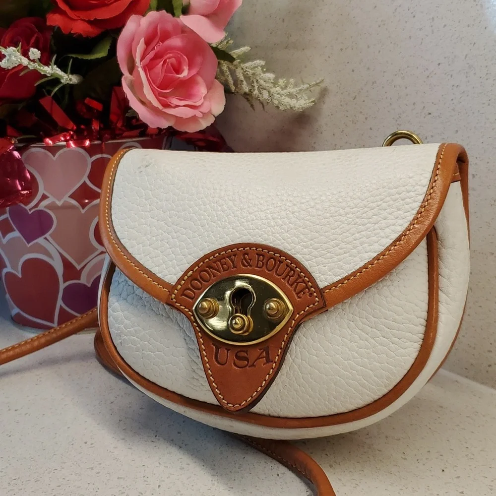 USA 🇺🇸 Vintage and Rare DOONEY & BOURKE pebbled leather crossbody bag